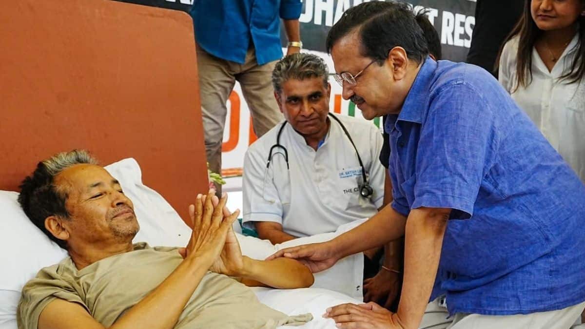 केजरीवाल ने मांग की है कि भारत सरकार प्रधान को हटाकर सोनम वांगचुक को देश का शिक्षा मंत्री नियुक्त करे। (इमेज-एक्स/@ArvindKejriwal)