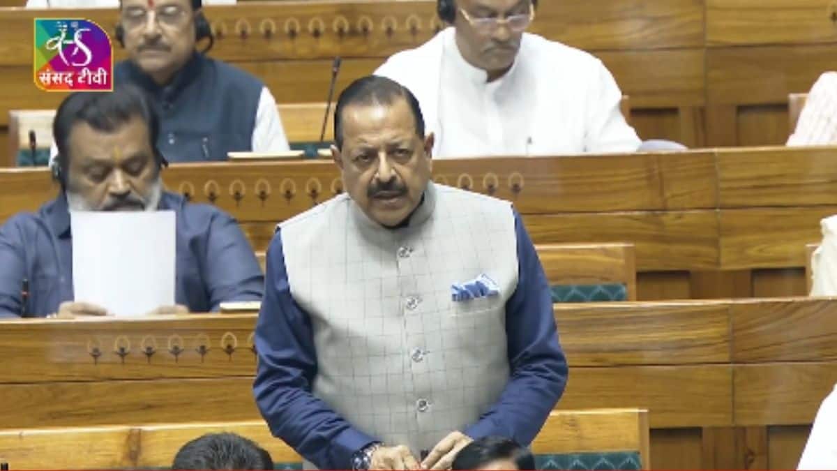 सरकार ने लोकसभा में प्रश्न पत्र लीक के खिलाफ़ कड़े प्रावधानों वाला एक संशोधन बिल पेश किया। (इमेज-एक्स/@DrJitendraSingh)