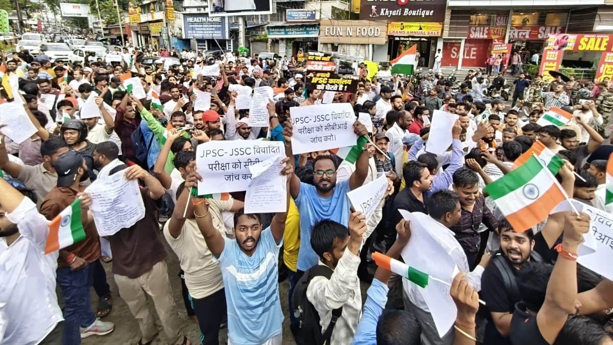 छात्रों ने कहा कि जेपीएससी की परीक्षाएं आयोजित करने की प्रक्रिया में कोई निष्पक्ष व्यवस्था नहीं है। (इमेज-एक्स/@ranchilivenews)