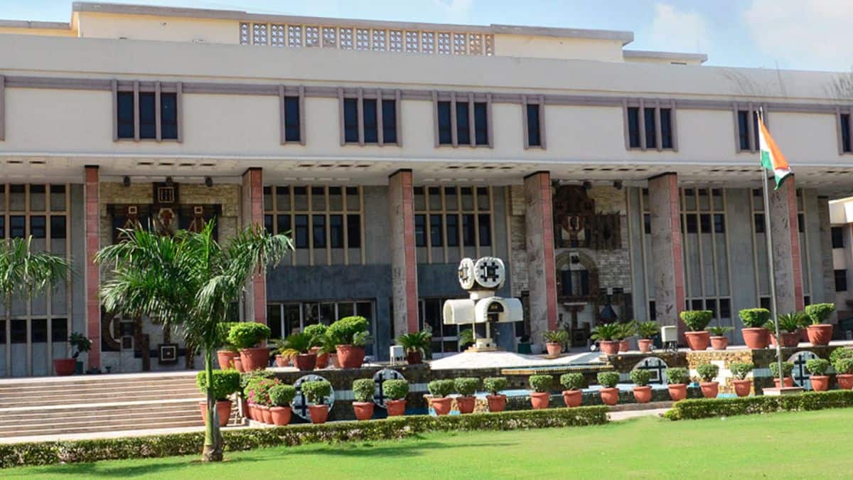 Delhi HC asks NEST to review cancelled EMRS PGT appointments (Image Credit: Official website/delhihighcourt.nic.in)