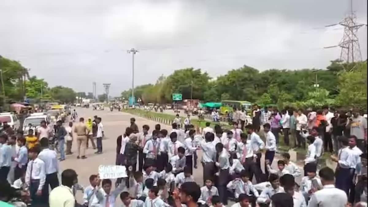 Lucknow government school students protest over shortage of teachers, irregularities in school management. (Image source: user account on X)