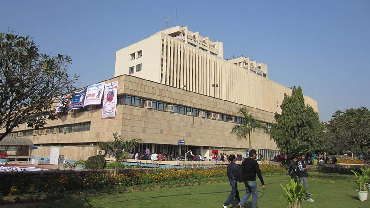 IIT Delhi forms external panel (Image Credit: Wikimedia Commons)