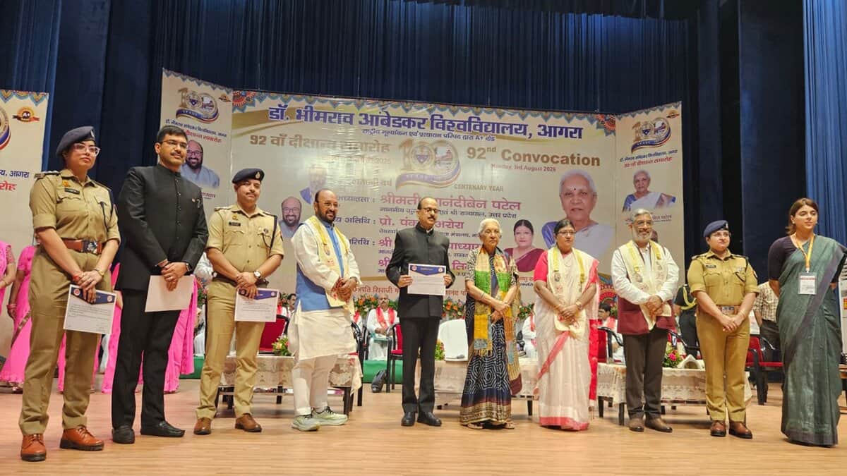 Congratulating the graduating students, the UP governor also expressed happiness over the strong performance of women students at DBRAU convocation. (Image source: UP Gov X account)