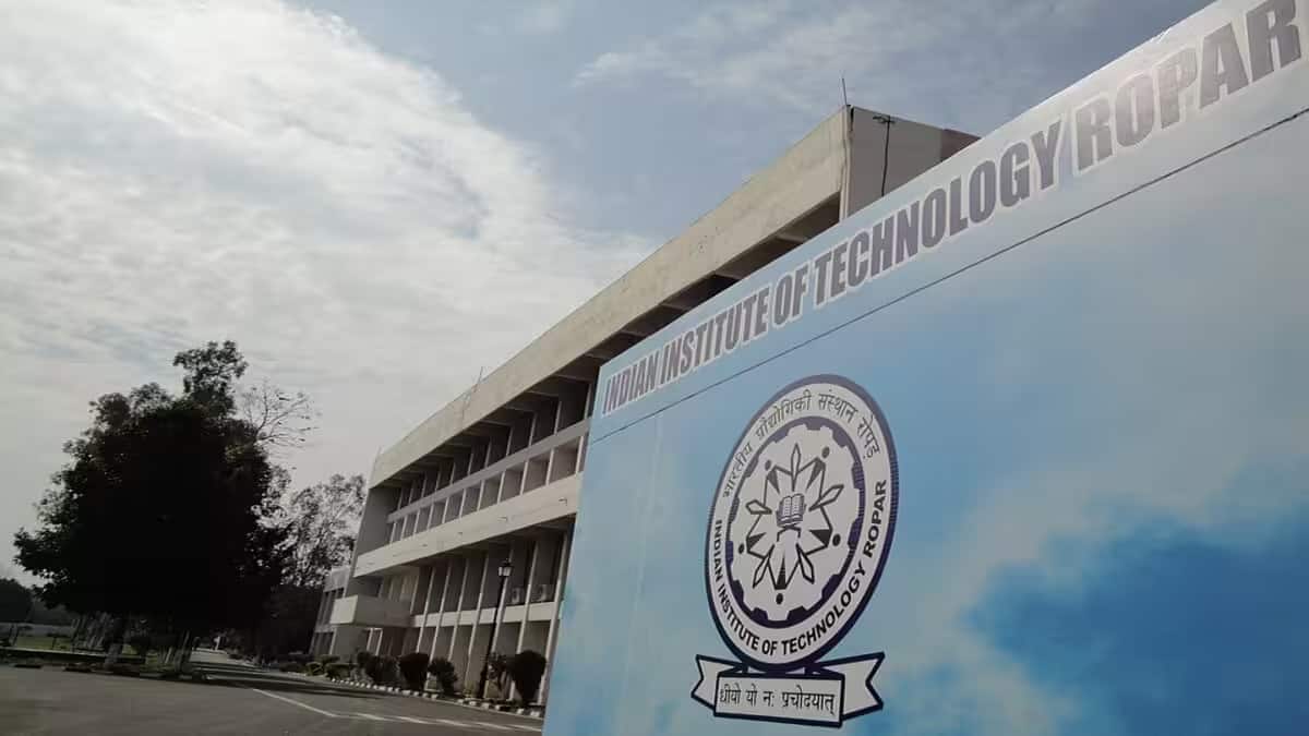 IIT Ropar awards degrees to 761 students during its 15th convocation ceremony. (Image: Wikimedia commons)