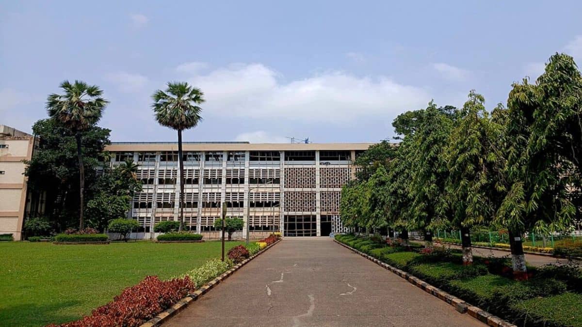 Maharashtra FDA asks 2 hostel mess facilities at IIT Bombay to stop operations (Image: Wikimedia Commons)
