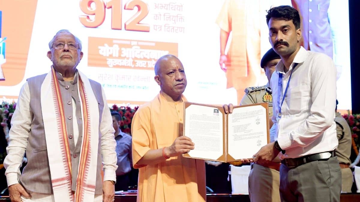 सीएम ने कहा कि जिन लोगों ने 'यूपी को बीमारू राज्य बनाया', उन्हें मौजूदा सरकार पर सवाल उठाने का कोई अधिकार नहीं है। (इमेज-एक्स/@myogiadityanath)