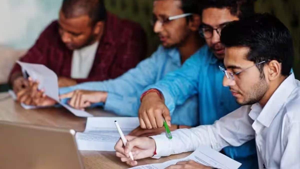 एसएससी सीजीएल परीक्षा 30 अक्टूबर तक देश भर के विभिन्न केंद्रों पर कई शिफ्ट में आयोजित की जाएगी। (प्रतीकात्मक-मैग्निफिक)
