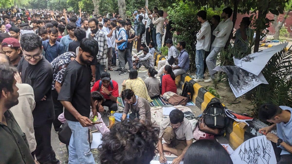 CJP supporters raise slogans against Delhi Police (Image: Careers360 file pic)