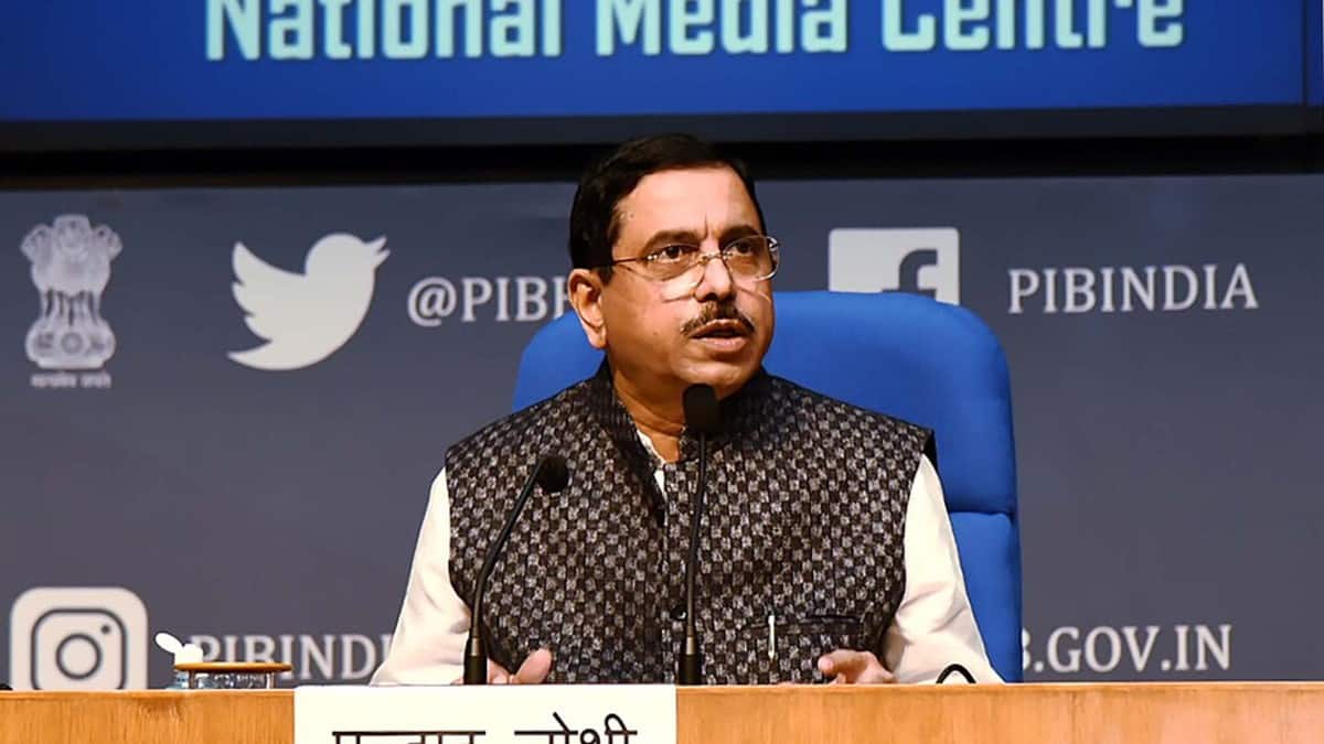 Education Minister Pralhad Joshi greets teachers on Teachers’ Day. (Image: Wikimedia commons)