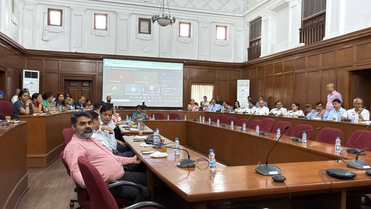 DU Vice-Chancellor Yogesh Singh addresses college principals after the South Campus PG collapse. (Image: Press release)