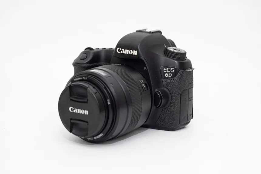       DSLR (Digital Single-Lens Reflex) Camera