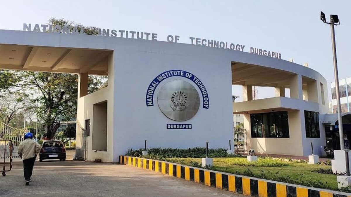 The last date for submission of JEE Main application form 2026 is November 27.