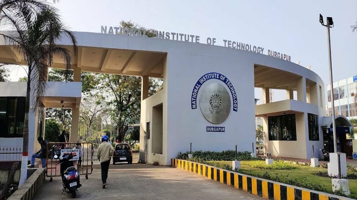 Engineering aspirants can apply for JEE Main 2026 through the official website at jeemain.nta.nic.in.