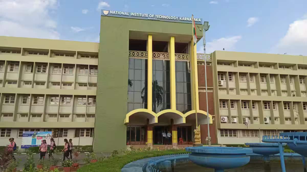 Candidates can fill out the JEE Main 2026 registration form through the official website at jeemain.nta.nic.in.