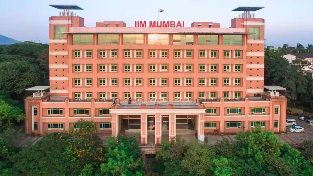A total of 2.95 lakh candidates registered for the IIM CAT 2025 exam.