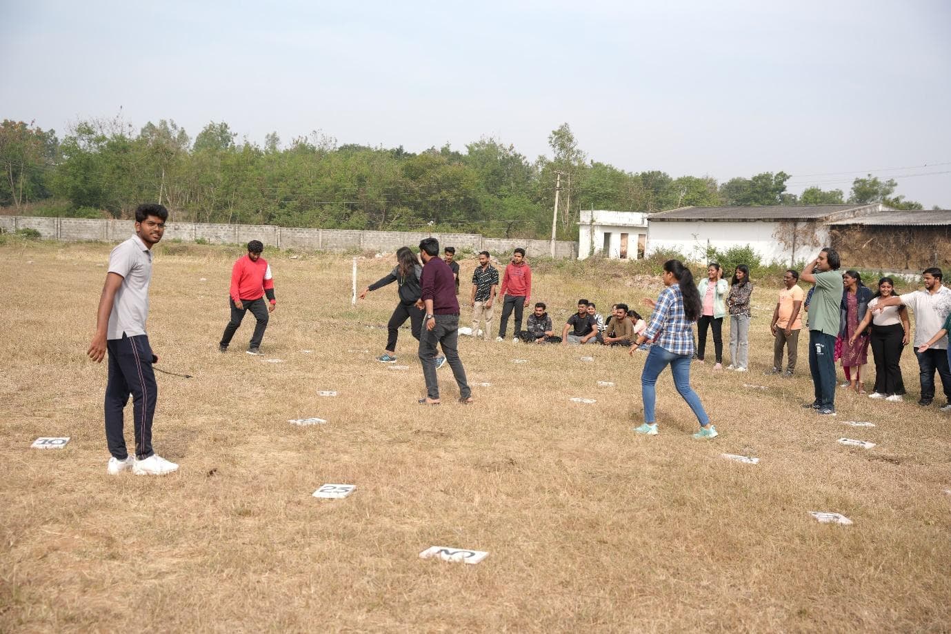 A group of people playing frisbee

AI-generated content may be incorrect.