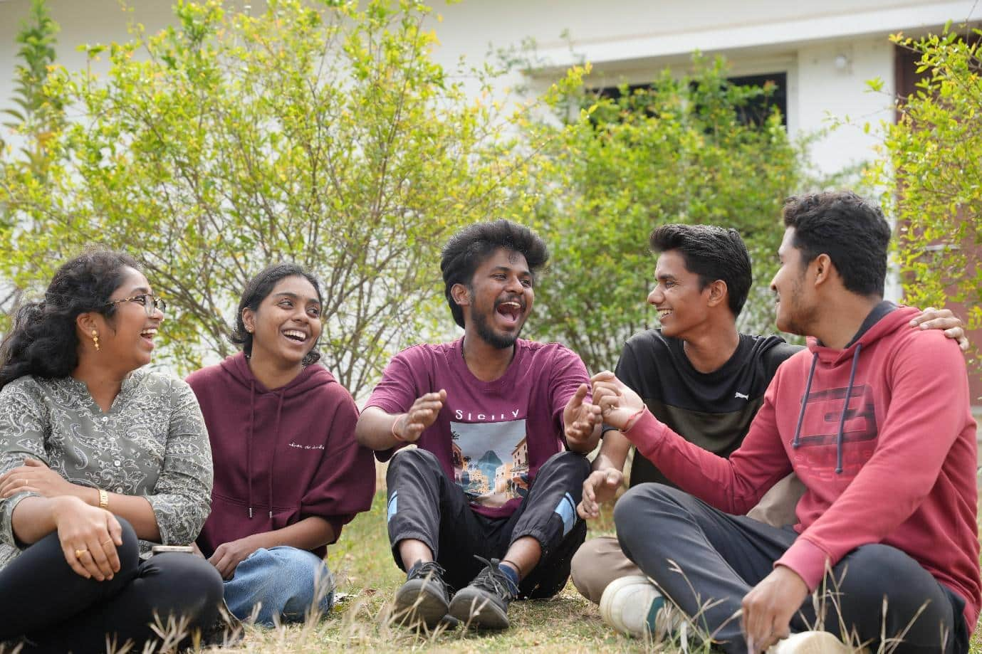 A group of people sitting on the grass

AI-generated content may be incorrect.