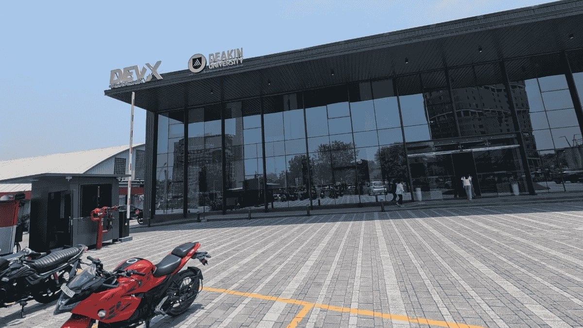 deakin university gift city gujarat campus