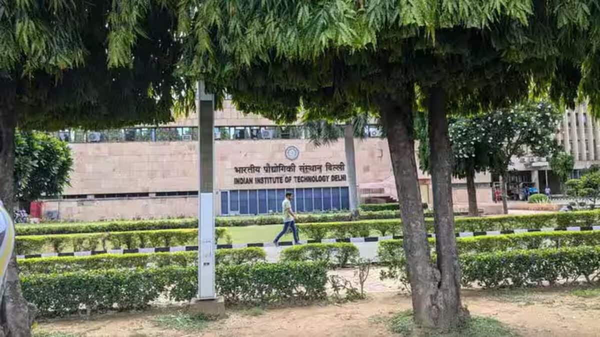 The JEE Mains 2026 session 1 exams will be held on January 21, 22, 23, and 24 in two shifts.