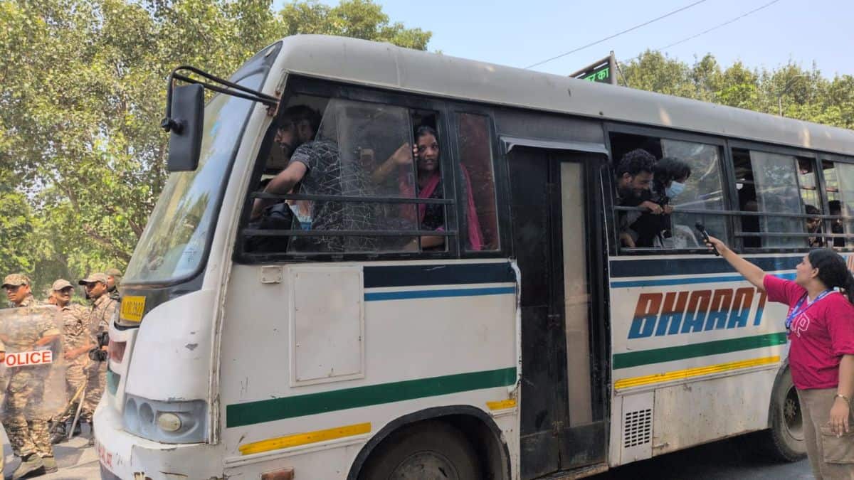 cjp-protest-delhi-students-detained-bus-featured-image