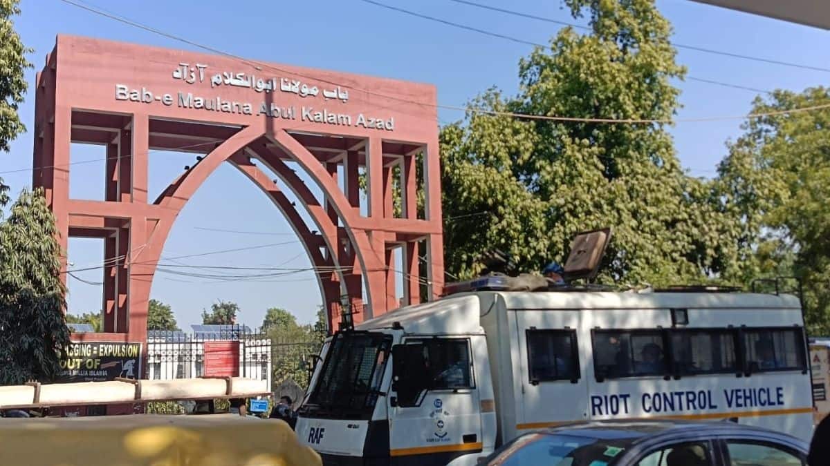 police-on-university-campus-jamia-millia-islamia-student-protest-featured-image