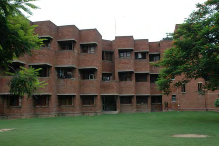 https://cache.careers360.mobi/media/colleges/social-media/media-gallery/272/2018/10/1/Green Campus of School of Planning and Architecture Delhi_Campus-View.png