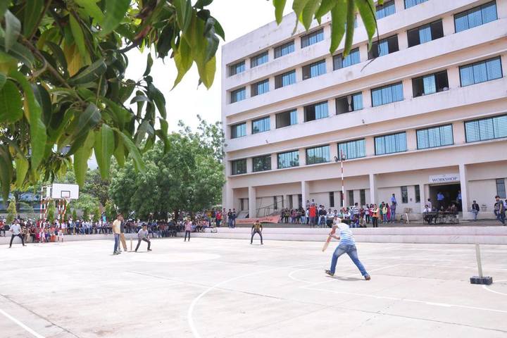 https://cache.careers360.mobi/media/colleges/social-media/media-gallery/6452/2018/8/16/GH-Raisoni-Law-School-Nagpur_campus-view.jpg