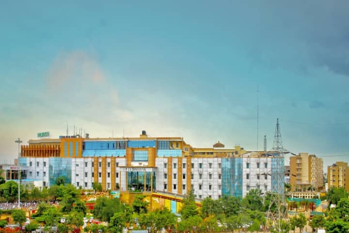 https://cache.careers360.mobi/media/colleges/social-media/media-gallery/8009/2020/12/7/Campus View of Institute of Medical Sciences and SUM Hospital Bhubaneswar_Campus-View.jpg