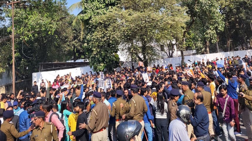 1.30 lakh applications were received along with fees in the last 4 days of the BPSC 70th CCE registration process. (Image source: BPSC protest - X/ @aditiyadav_00)