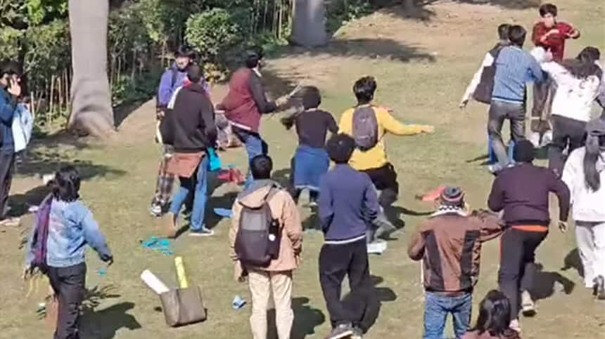 DU’s Ramjas College professor accused of molestation; protesting students attacked by ABVP: SFI (Image Source: Screengrab of video shared on official Instagram page)