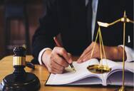 एलएलबी (बैचलर ऑफ लॉ) (LLB in Hindi) - कोर्स, प्रवेश, पात्रता, पाठ्यक्रम, कॅरियर