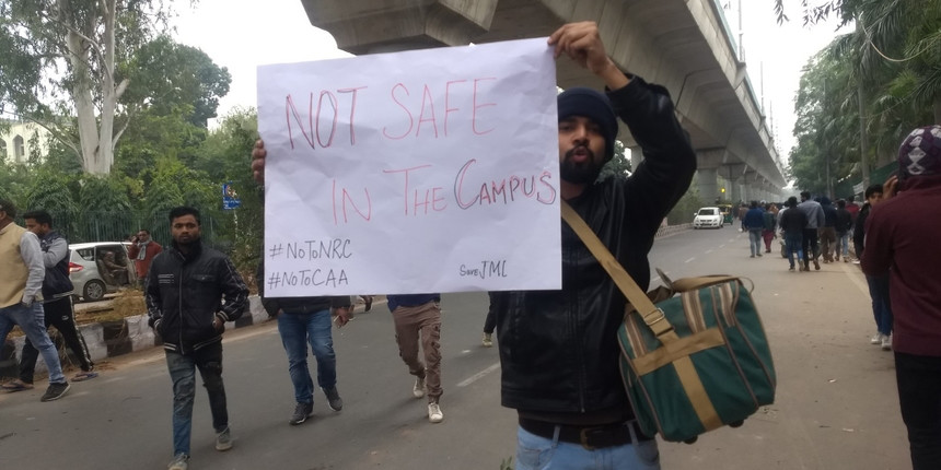 Jamia student protests as he leaves the campus for home  (Credit: Atul Krishna)