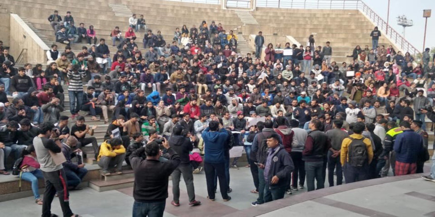 Students protesting in open-air theatre at IIT-Kanpur (Source: Twitter/Kishan Sankharva)