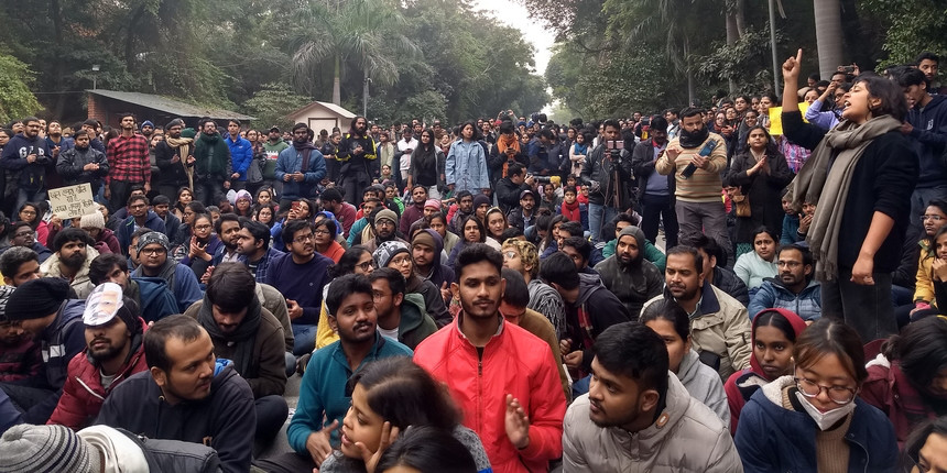 JNU students protesting in front of the main gate