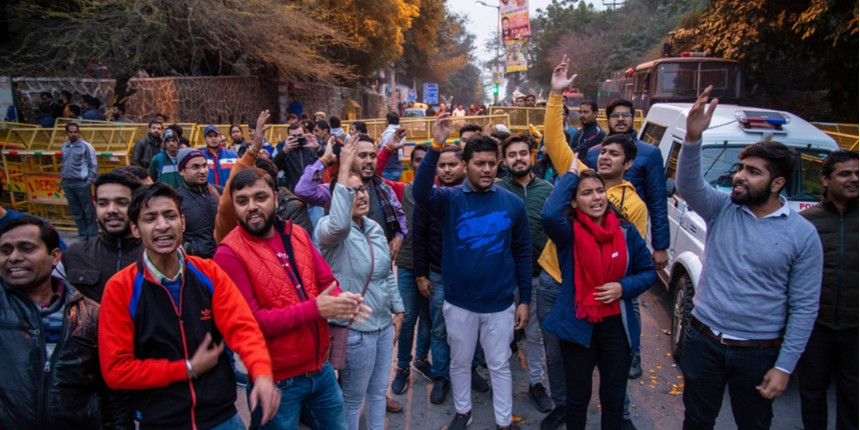 DU: SFI activists protest outside Delhi University VC office demanding more hostels