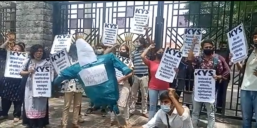 Student outfit protests outside St Stephen's College against interviews for admission