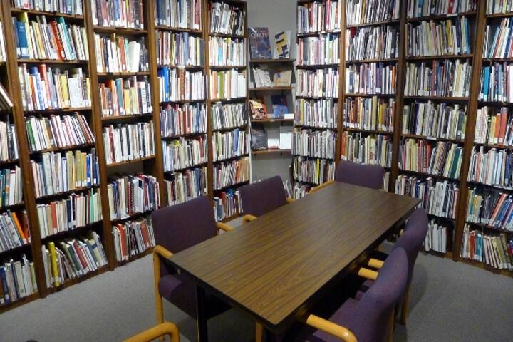 Gurukul Purv Madhyamik Vidyalaya-Library
