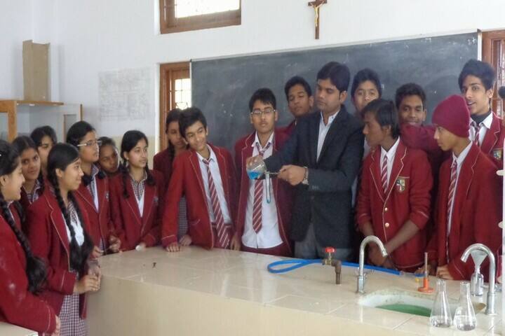 Holy Cross Senior Secondary School-Chemistry Lab