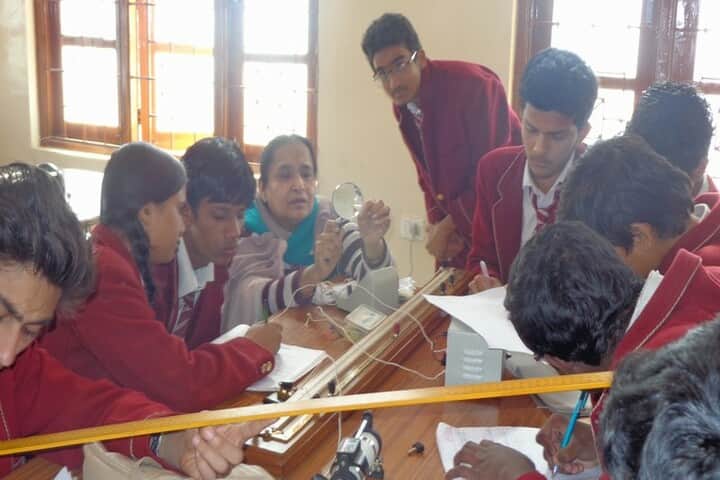 Holy Cross Senior Secondary School-Physics Lab