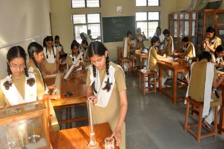 Pratibhasthali Gyanoday Vidiyapeeth-Physics Lab