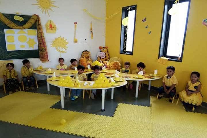 Triumphal Arch Academy-Yellow Day
