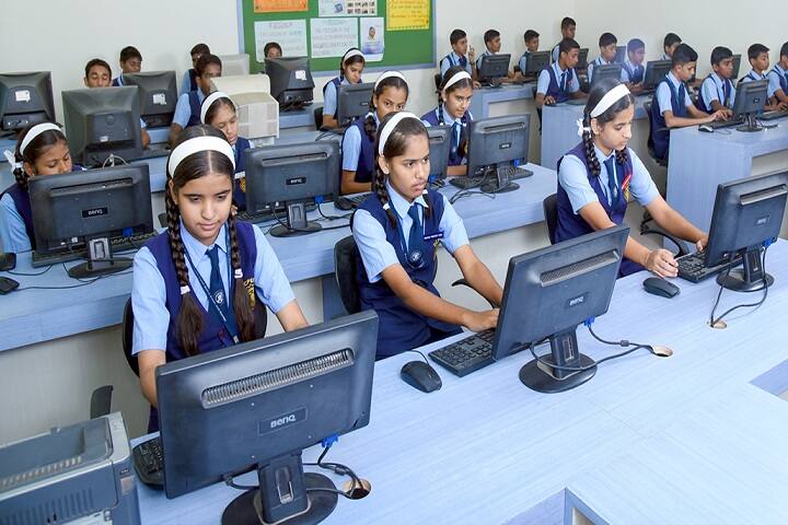 Dr Cyrus Poonawalla English Medium School-IT-Lab