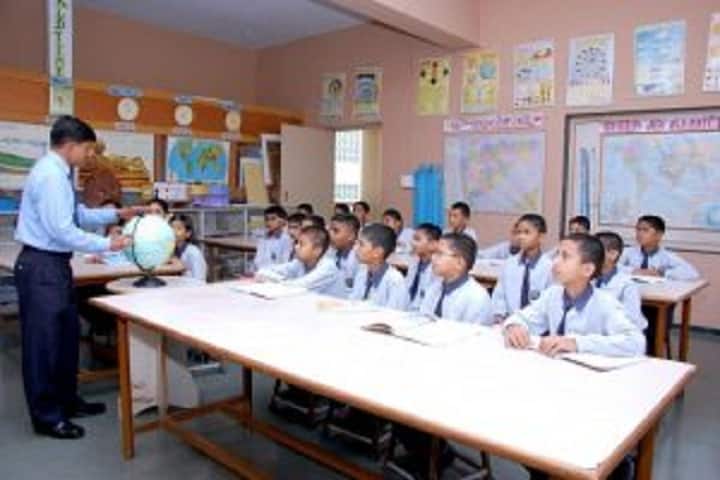 Sharad Pawar International School-Science Lab