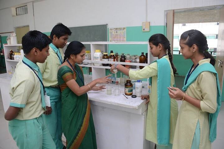 Smt Sarojben Damjibhi Vikamshi Dnyanpeeth-Chemistry Lab