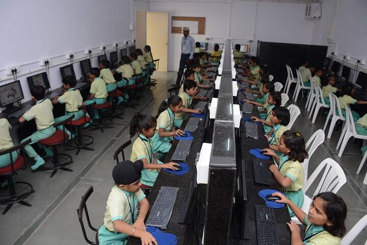 Smt Sarojben Damjibhi Vikamshi Dnyanpeeth-Computer Lab