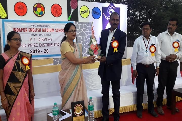 Vidya Pratishthans Indapur English Medium School -Felicitation-of-Chief-Guest-Mr