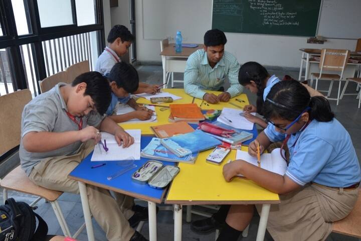 Aparna World School-Arts-Craft