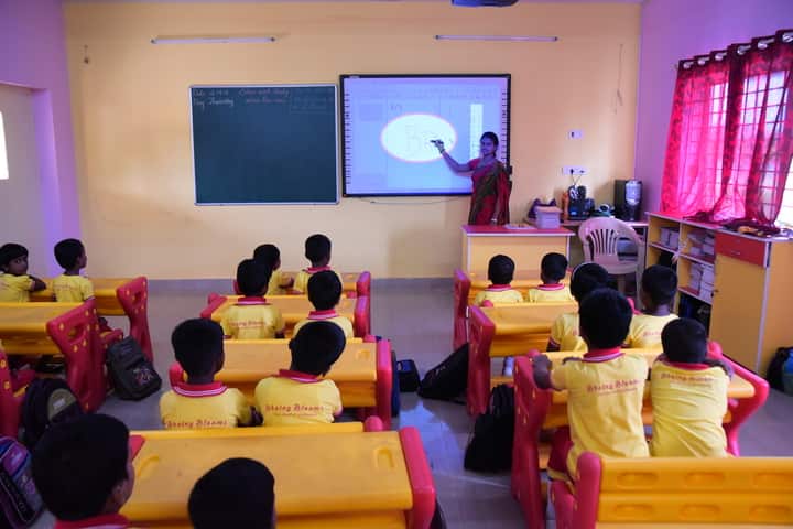 Brainy Blooms Lecole Internationale-Digital Class Room