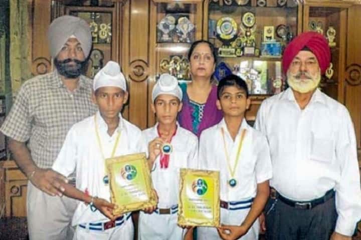 Baba Isher Singh Nanaksar Public School-Children with Momentos