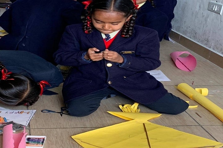 Barefeet Public School-Making kites